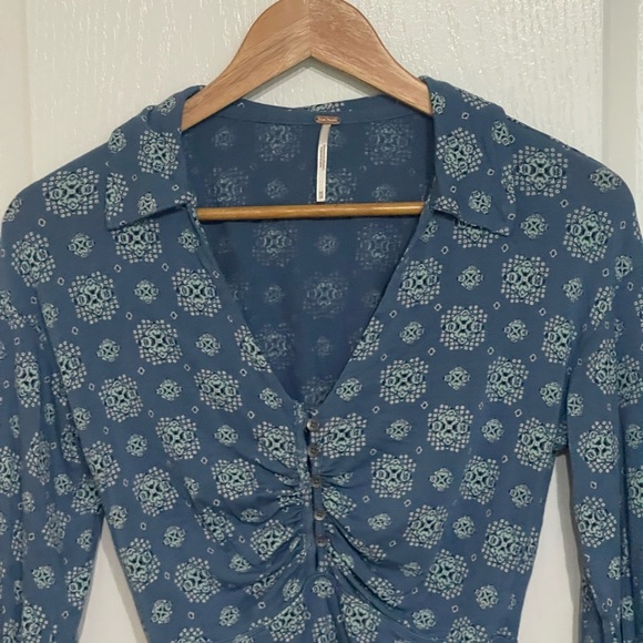 Free People SYDNEY Chambray Combo Bishop Sleeve Top Blue Deep V Neck Stretch XS - Picture 6 of 8